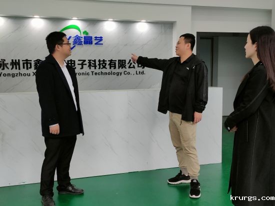 东安经开区招商局工作人员在永州市鑫晶艺电子科技有限公司现场调研。 谢助民 摄